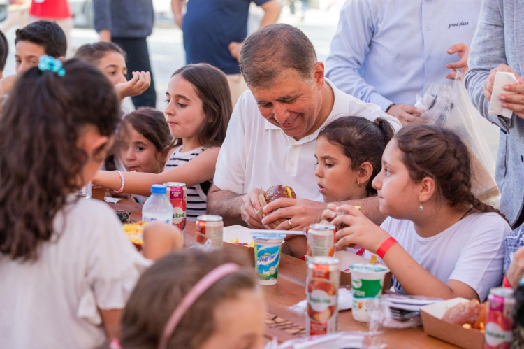 Başkan Tugay 94. İEF’de Çocuklarla Bir Araya Geldi