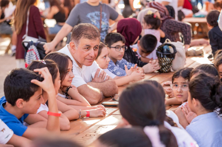 Başkan Tugay 94. İEF’de Çocuklarla Bir Araya Geldi