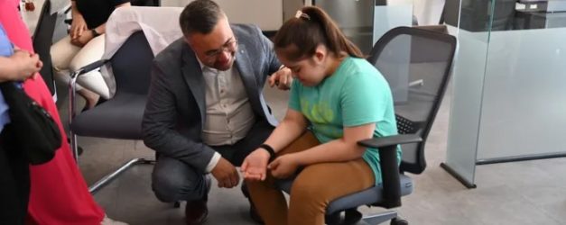 Manisa’dan Özel Bireyler İçin Akıllı Bileklik Desteği