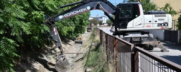 Manisa Fevzi Çakmak Mahallesi’nde Sulama Kanalları Temizleniyor