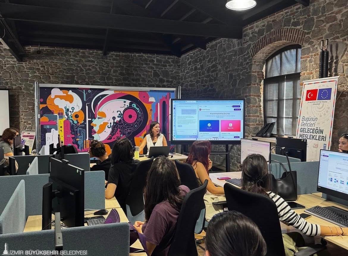 İzmirli Gençler ‘Canva’ Eğitimiyle Yaratıcılıklarını Geliştiriyor