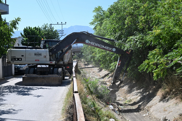 Manisa Fevzi Çakmak Mahallesi’nde Sulama Kanalları Temizleniyor









