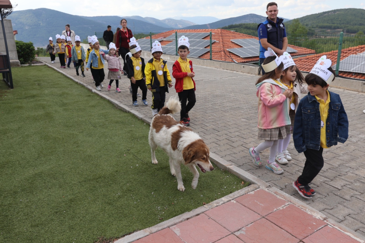 Muğlalı Minikler Can Dostları Unutmadı